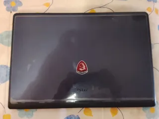 Ordenador portátil MSI gris