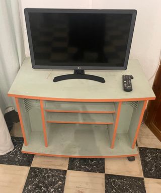 Mesa TV LG con ruedas