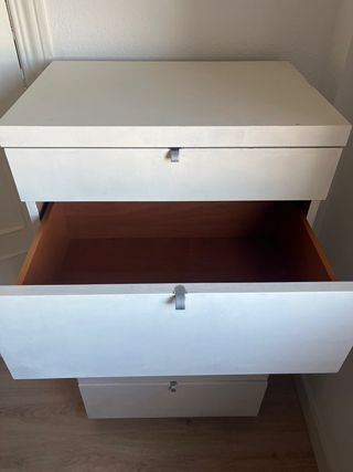 Cómoda de madera pintada en blanco