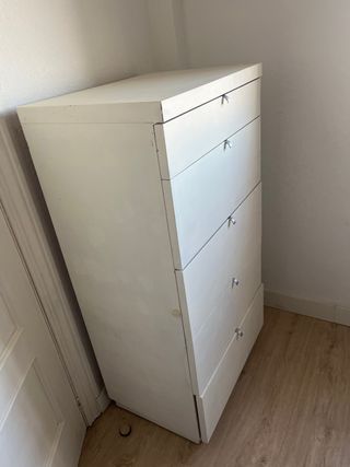 Cómoda de madera pintada en blanco