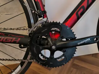 Bicicleta de carretera Raleigh roja