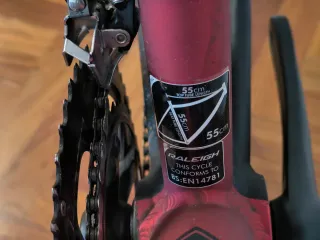 Bicicleta de carretera Raleigh roja