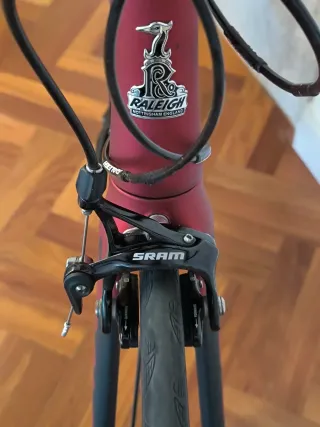 Bicicleta de carretera Raleigh roja