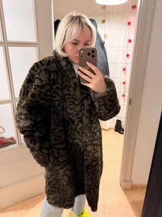 Abrigo piel sintética estampado