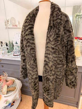 Abrigo piel sintética estampado