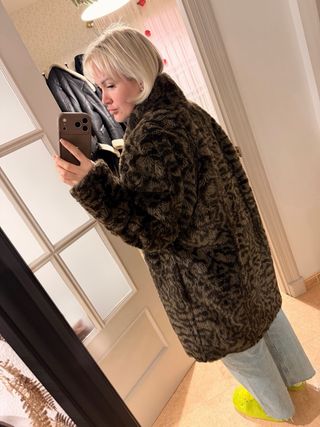 Abrigo piel sintética estampado