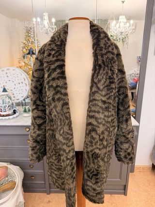 Abrigo piel sintética estampado