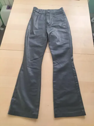 Pantalón polipiel Zara gris