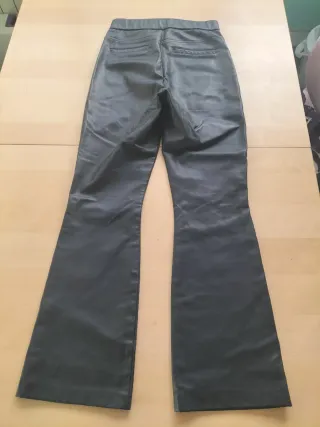 Pantalón polipiel Zara gris