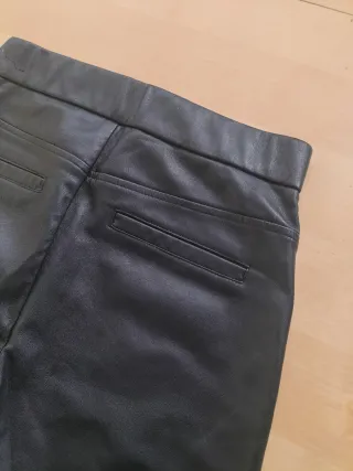 Pantalón polipiel Zara gris