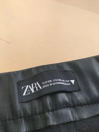 Pantalón polipiel Zara gris