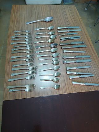 Juego de cubiertos de metal plateado