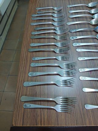 Juego de cubiertos de metal plateado