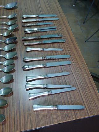 Juego de cubiertos de metal plateado