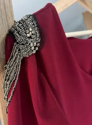 Vestido de cóctel rojo con pedrería