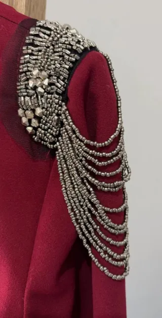 Vestido de cóctel rojo con pedrería