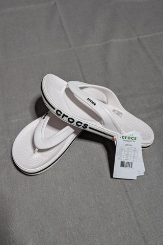Crocs Bayaband Flip en color blanco