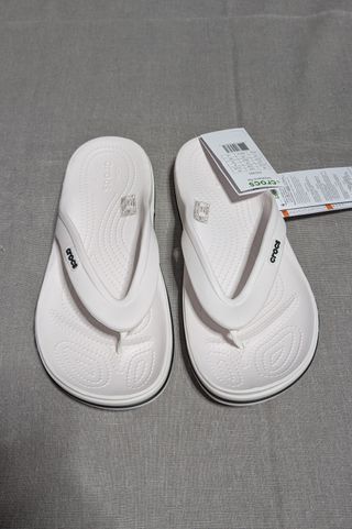 Crocs Bayaband Flip en color blanco