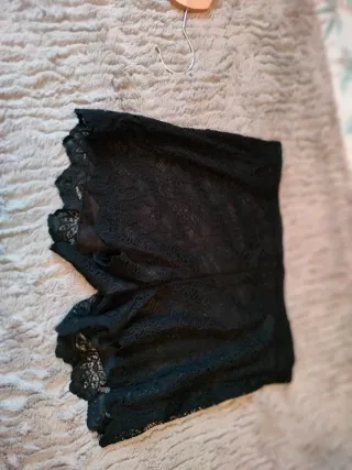 Pantalón corto de encaje negro