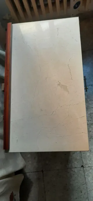 Mesilla de madera con tapa de mármol