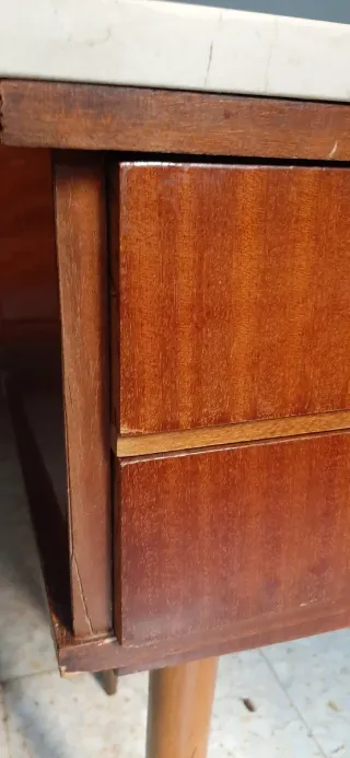 Mesilla de madera con tapa de mármol