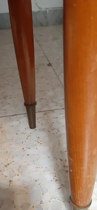 Mesilla de madera con tapa de mármol