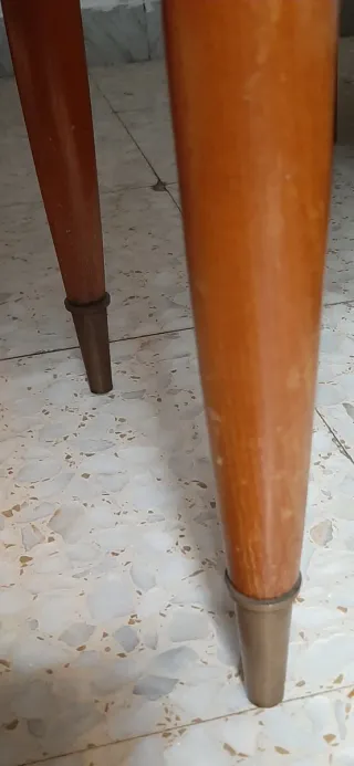 Mesilla de madera con tapa de mármol