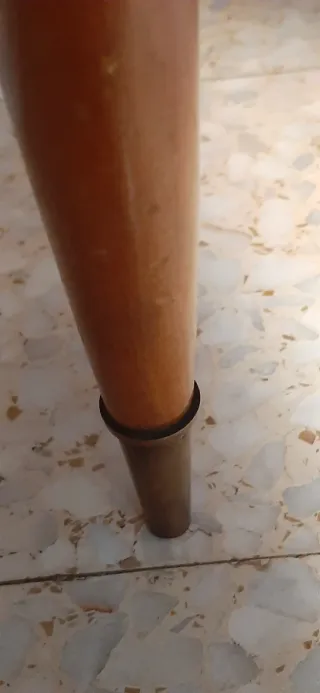 Mesilla de madera con tapa de mármol