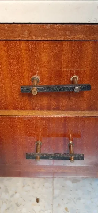 Mesilla de madera con tapa de mármol