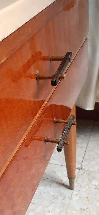 Mesilla de madera con tapa de mármol