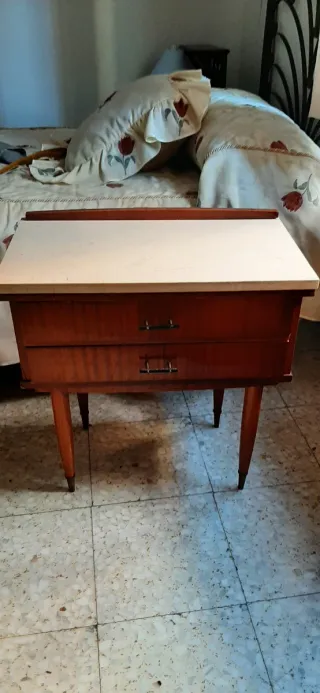 Mesilla de madera con tapa de mármol