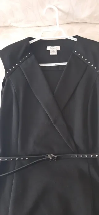 Vestido negro con tachuelas y cinturón