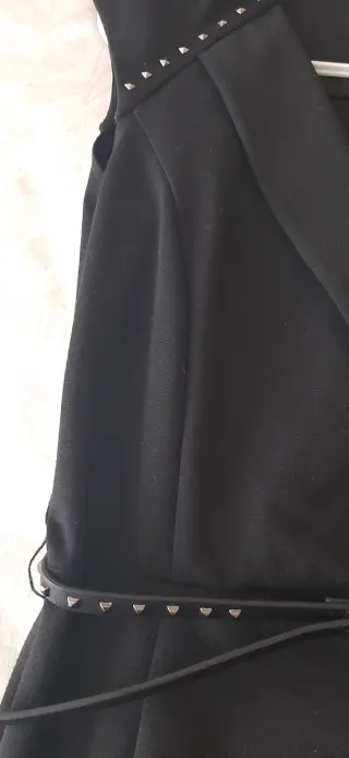 Vestido negro con tachuelas y cinturón