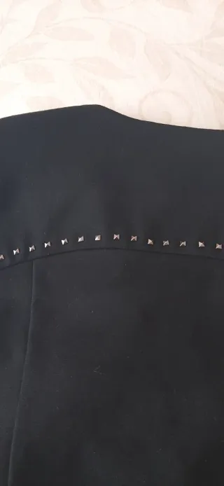 Vestido negro con tachuelas y cinturón