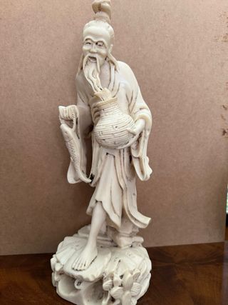 Figura de hombre anciano con pez y jarra