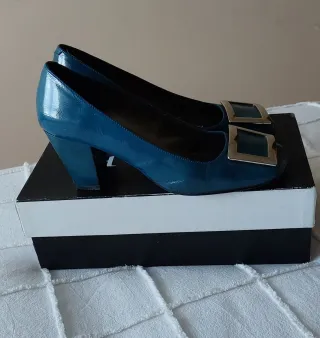 Zapatos charol tacón azul con hebilla