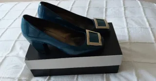 Zapatos charol tacón azul con hebilla