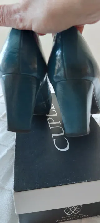 Zapatos charol tacón azul con hebilla