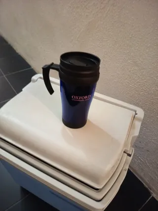 Nevera portátil azul y beige