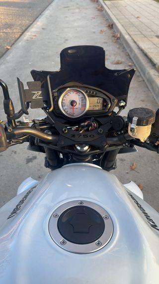 Kawasaki Z750 2011 (Edicion especial blanco perla)