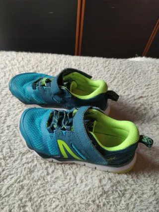 Scarpe ginnastica n. 29 + regalo scarpette mare