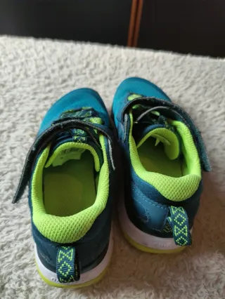 Scarpe ginnastica n. 29 + regalo scarpette mare