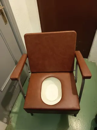 Silla con inodoro portátil para adultos