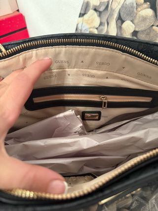 Bolso Guess negro con logo