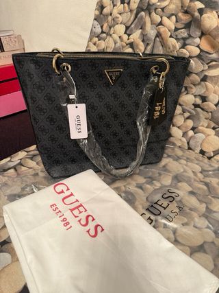 Bolso Guess negro con logo