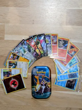Lote cartas Pokémon con lata Charizard