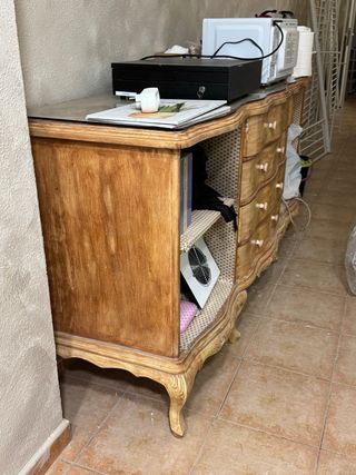 Mostrador antiguo restaurada con cristal a medida