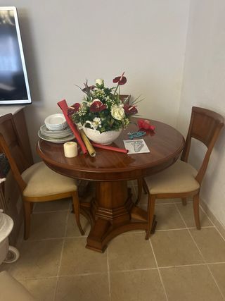 Muebles madera estilo victoriano, mesa y sillas.