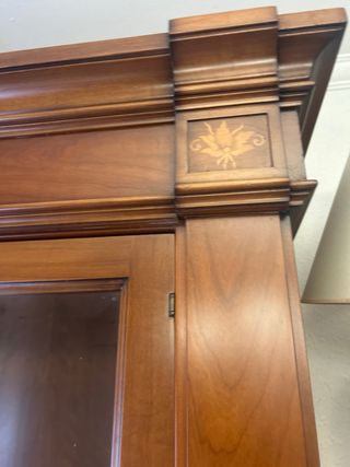 Muebles madera estilo victoriano, mesa y sillas.