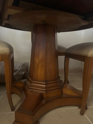 Muebles madera estilo victoriano, mesa y sillas.